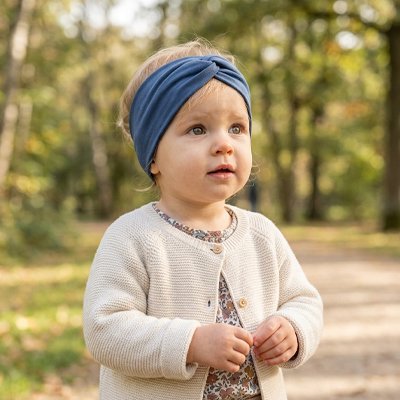 Bébé avec bandeau cheveux torsadé bleu 