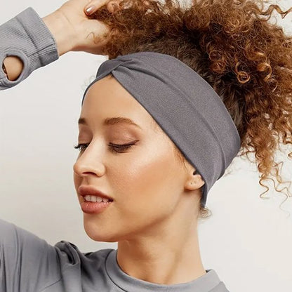 Bandeau cheveux Femme de profil avec un bandeau cheveux gris classique en tissu souple.