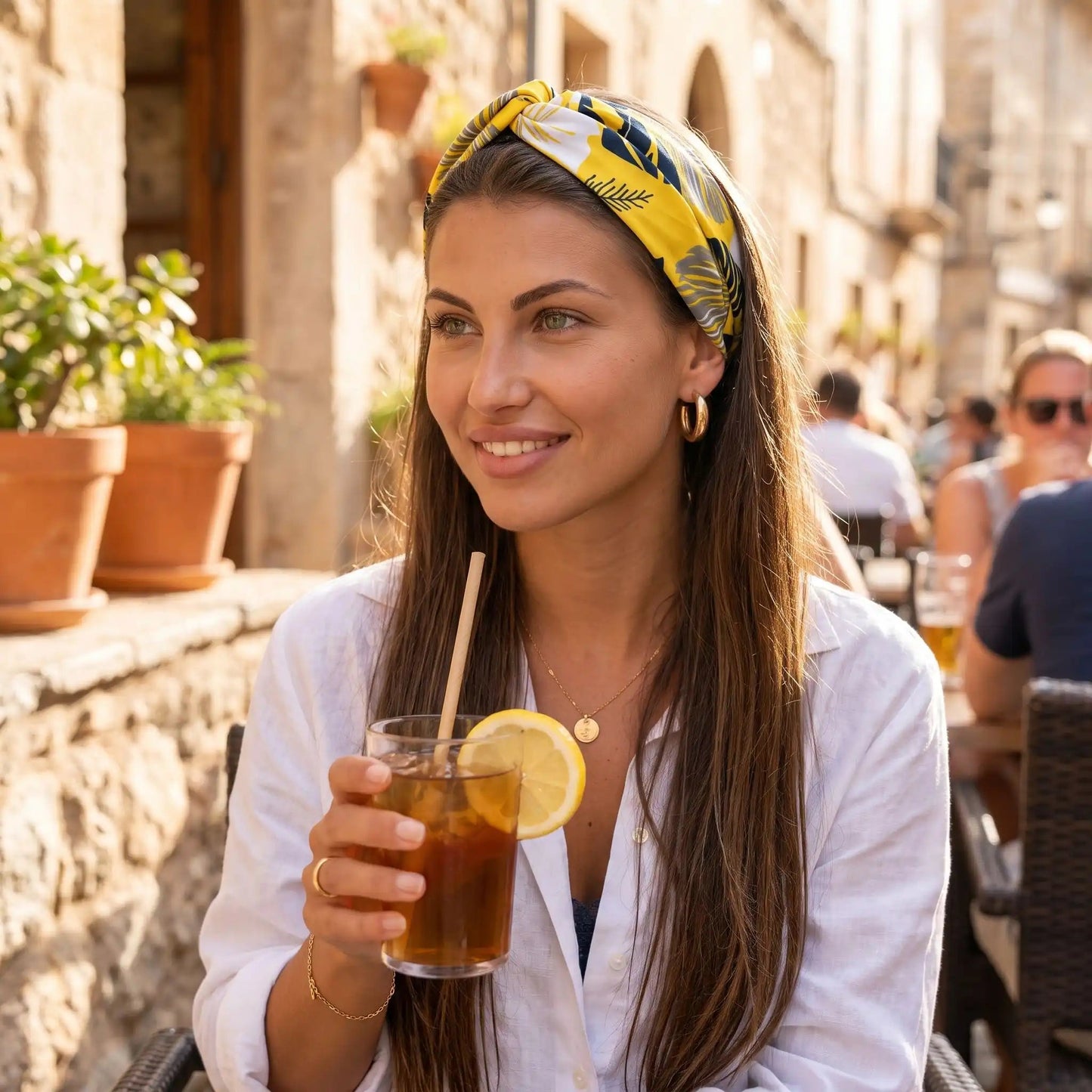 bandeau-cheveux-femme-jaune-tropical-terrasse-cafe-ensoleille.