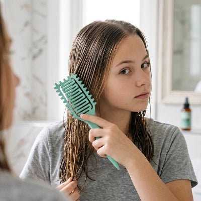 Brosse à cheveux Soin et coiffage quotidien des cheveux texturés avec la brosse ventilée verte