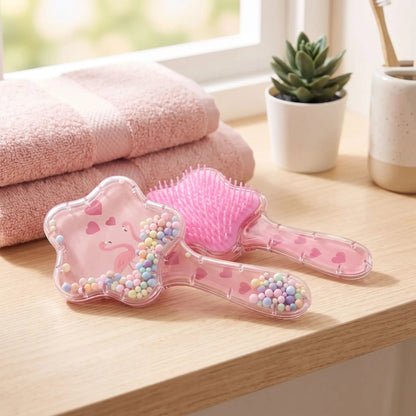 brosse-a-cheveux-demelante-Flamant-Rose-et-ses-paillettes-posee-sur-une-etagere-de-salle-de-bain-d_enfant.