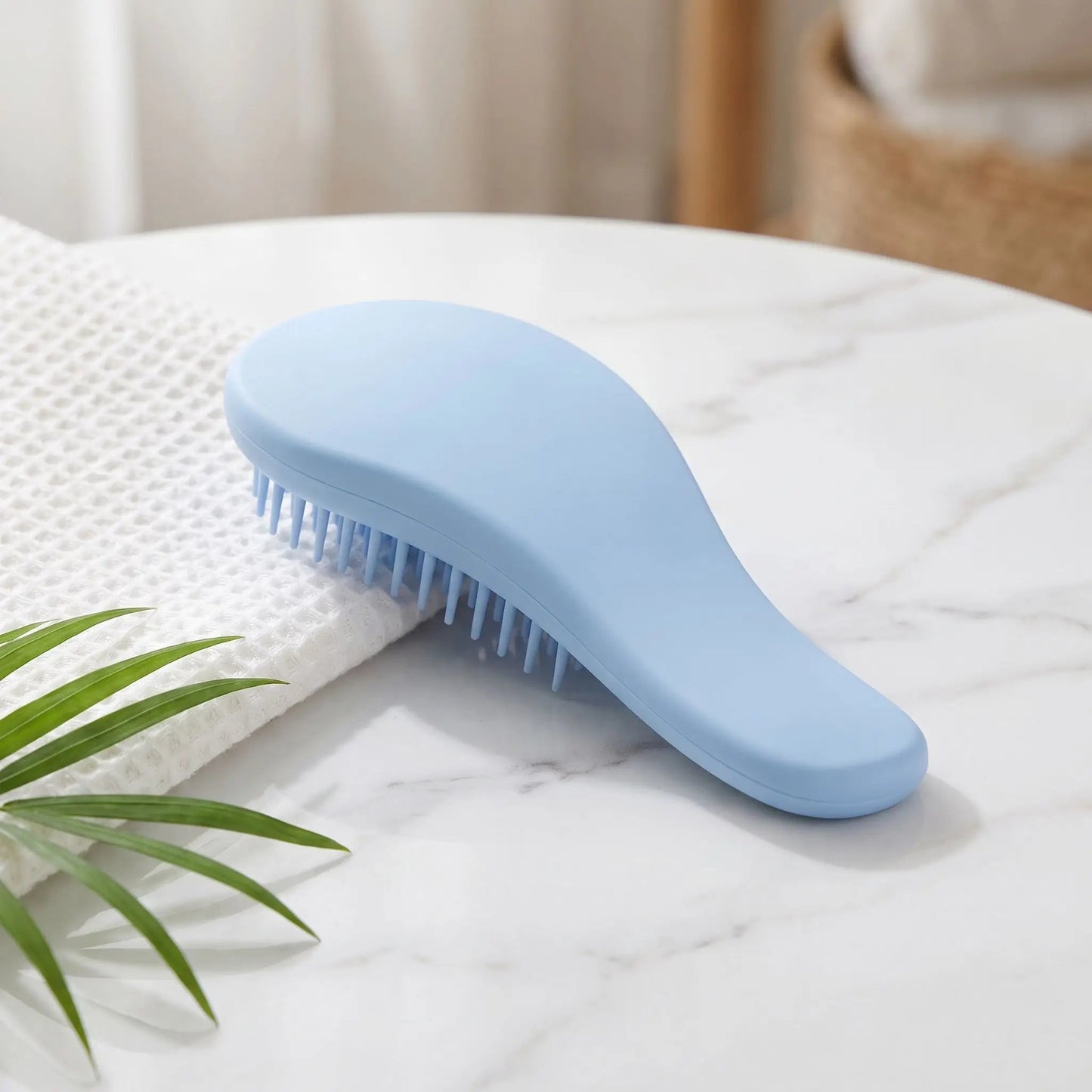 Brosse-a-cheveux-Peigne-de-massage-cranien-antistatique-couleur-bleu-pastel-sur-surface-en-marbre-pour-routine-bien-etre-et-croissance-cheveux.