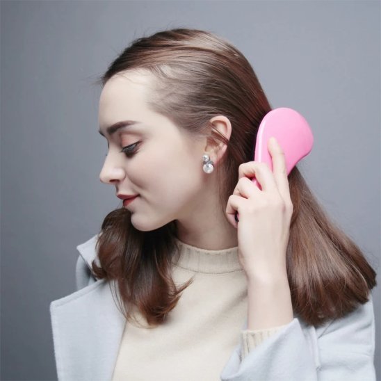 Brosse à cheveux Utilisation du peigne antistatique pour un massage relaxant de la nuque et du cuir chevelu