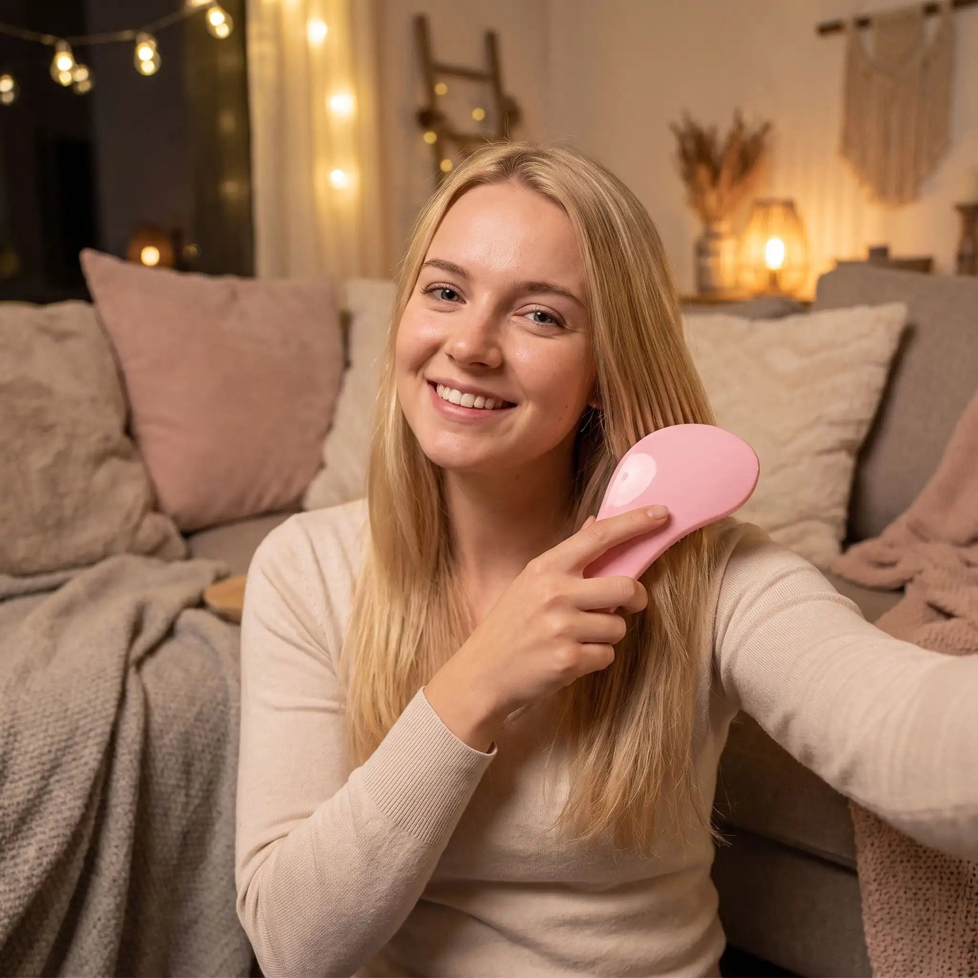 Brosse-a-cheveux-d_une-femme-utilisant-le-peigne-de-massage-rose-le-soir-pour-apaiser-ses-tensions.