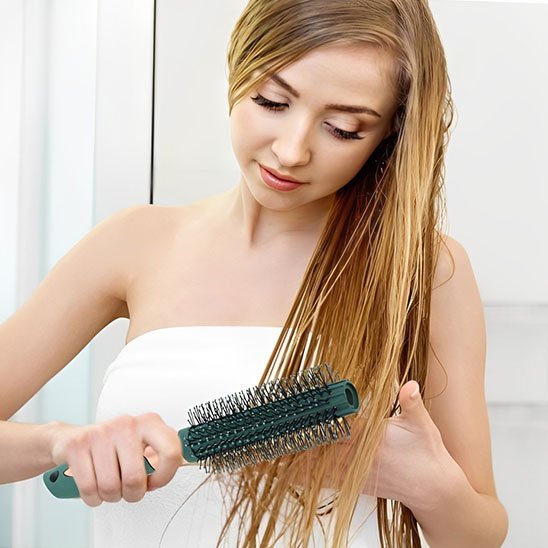 Brosse à cheveux démêlante grand modèle sur cheveux épais après la douche