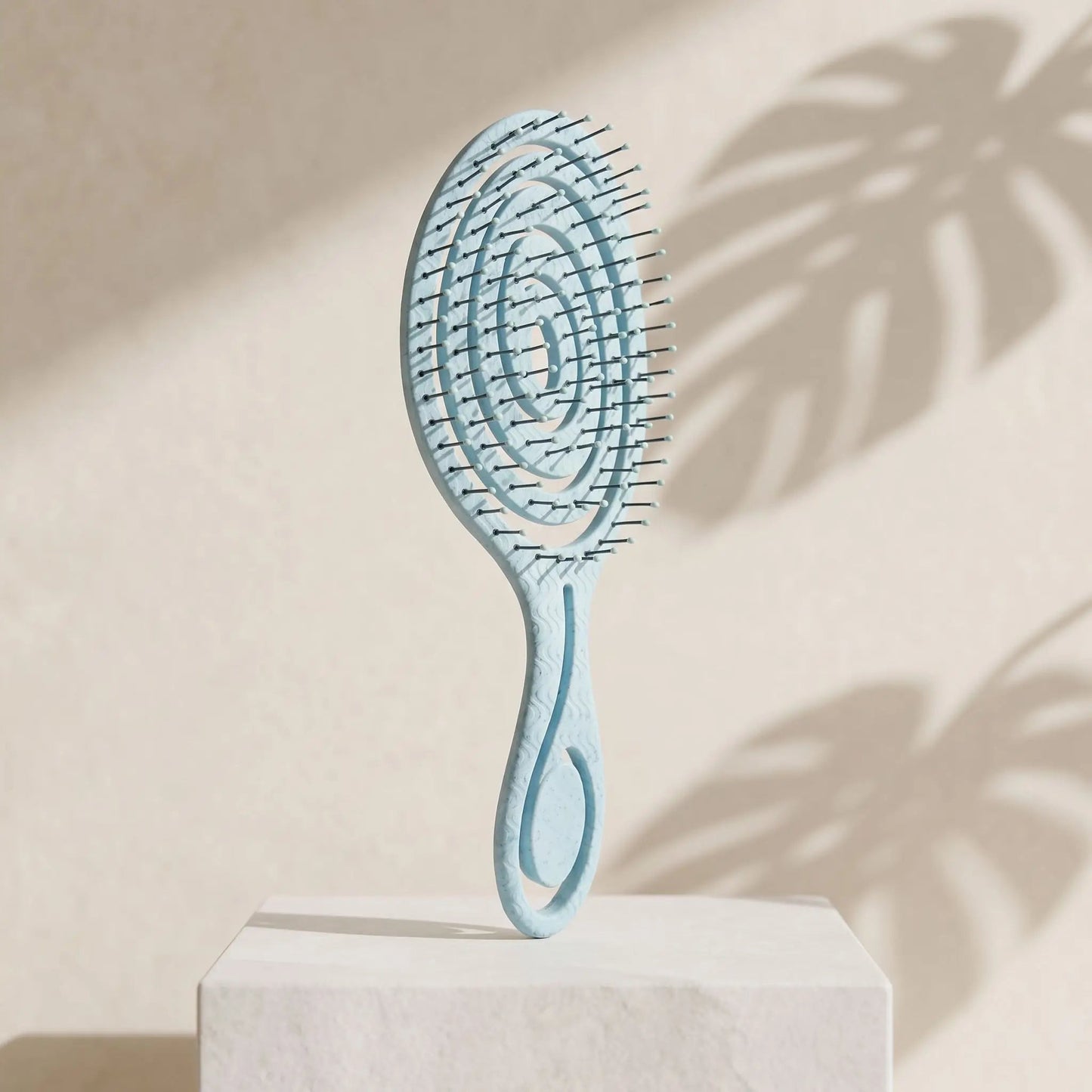 Brosse_cheveux_boucles_et_lisses_demelage_magique_en_spirale_couleur_bleu_ciel_pastel.