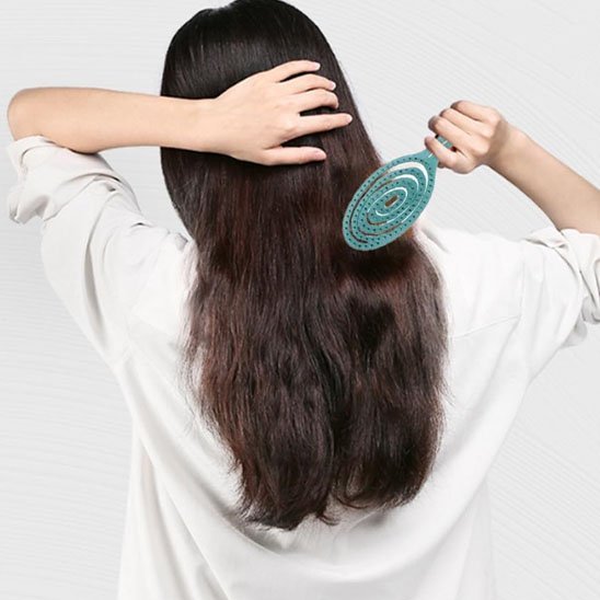 Brosse cheveux bouclés Brossage de dos sur cheveux longs et raides avec une brosse flexible anti-casse.