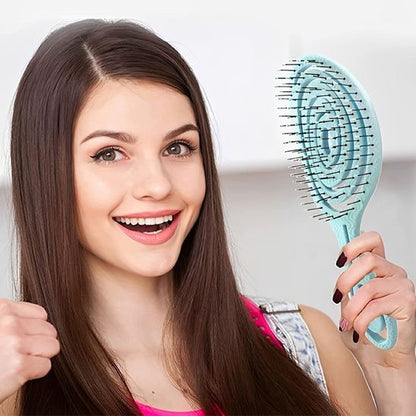 Brosse cheveux bouclés Femme souriante tenant une brosse à cheveux démêlante verte menthe pastel.