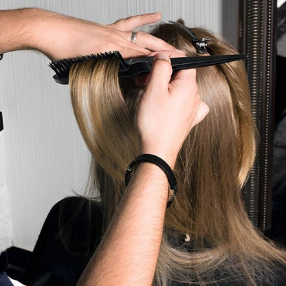 Brosse cheveux de finition noire pour éliminer les frisottis et lisser les baby hairs